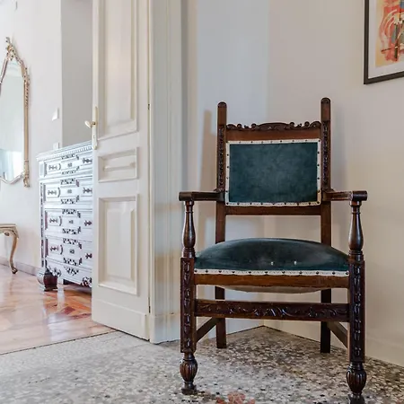 Guesthost - Charme D'epoca Centro Apartamento *
