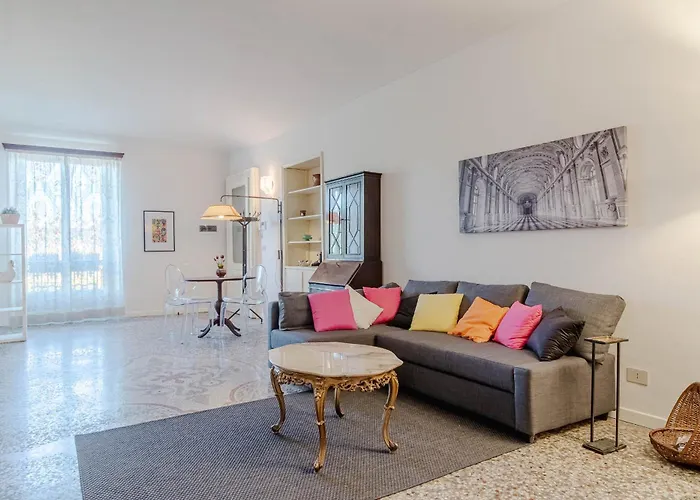 Guesthost - Charme D'epoca Centro Apartment Turin